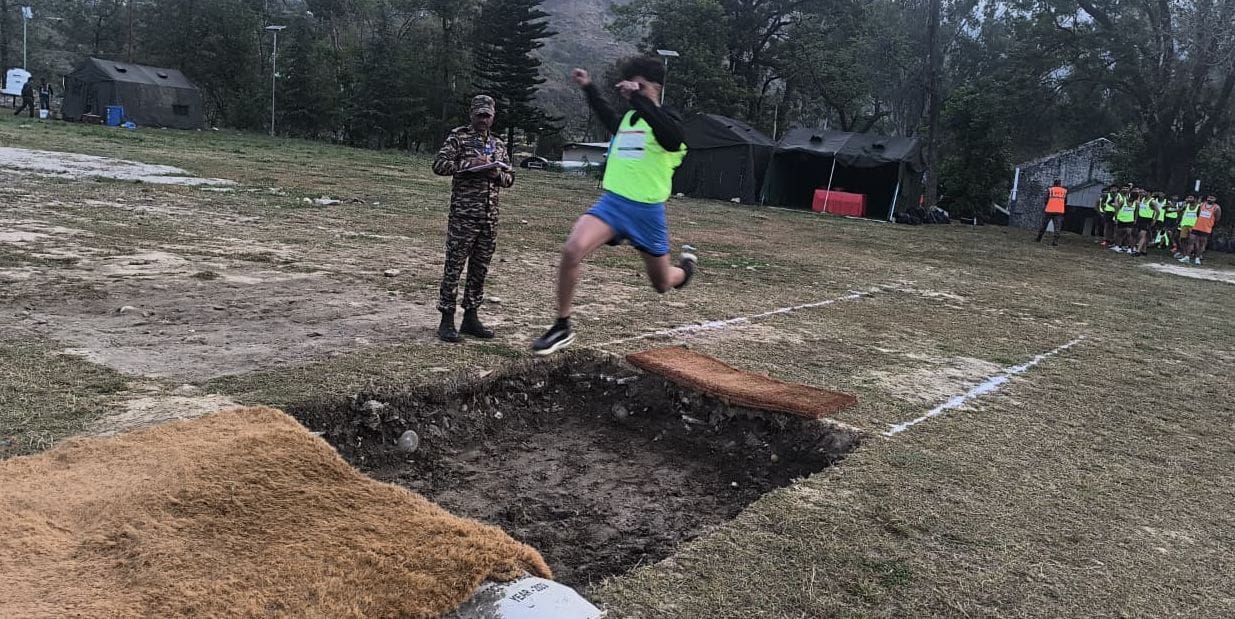 पंडोह भर्ती स्थल पर शारीरिक दक्षता के लिए दौड़ में भाग लेते अभ्यर्थी। स्रोत विभाग