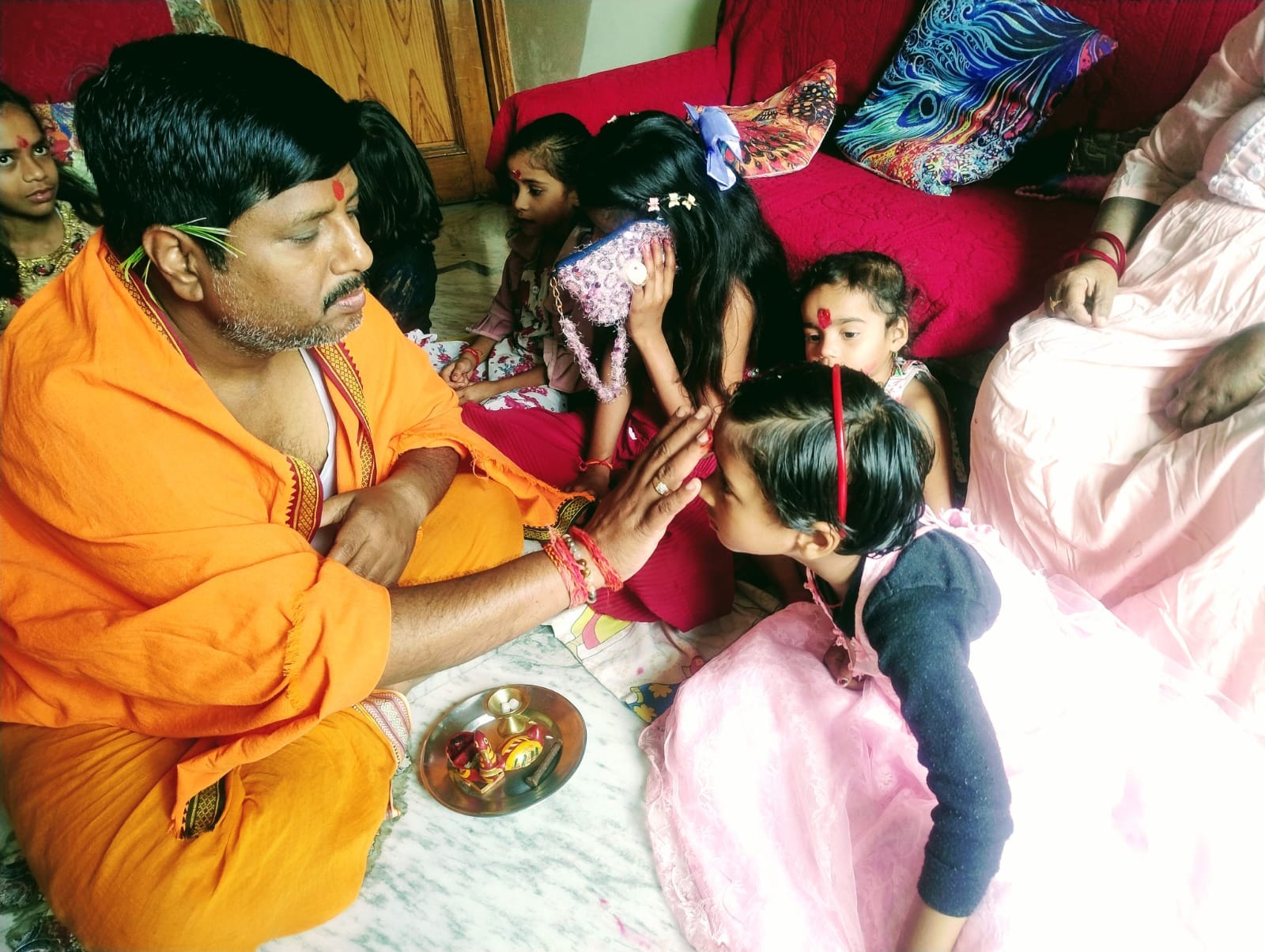 पडरौन शहर के प्राचीन श्री बुढ़िया माता मंदिर परिसर में रामनवमी पर हवन-पूजन करते श्रद्धालु। स्रो पडरौन शहर के प्राचीन श्री बुढ़िया माता मंदिर परिसर में रामनवमी पर हवन-पूजन करते श्रद्धालु। स्रो