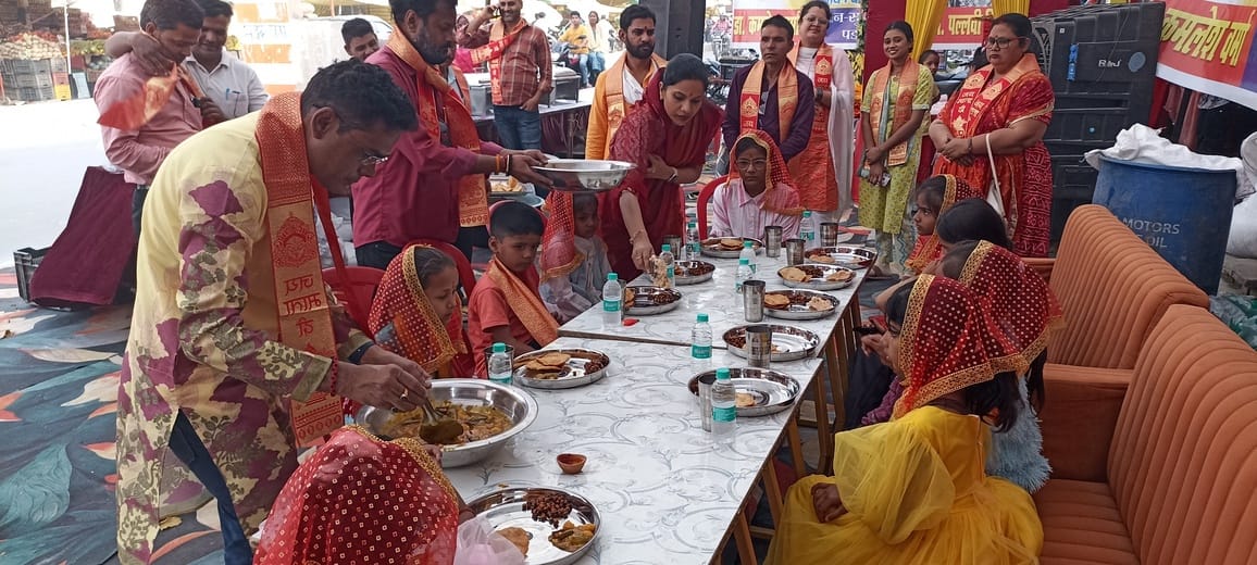 पडरौन शहर के प्राचीन श्री बुढ़िया माता मंदिर परिसर में रामनवमी पर हवन-पूजन करते श्रद्धालु। स्रो पडरौन शहर के प्राचीन श्री बुढ़िया माता मंदिर परिसर में रामनवमी पर हवन-पूजन करते श्रद्धालु। स्रो