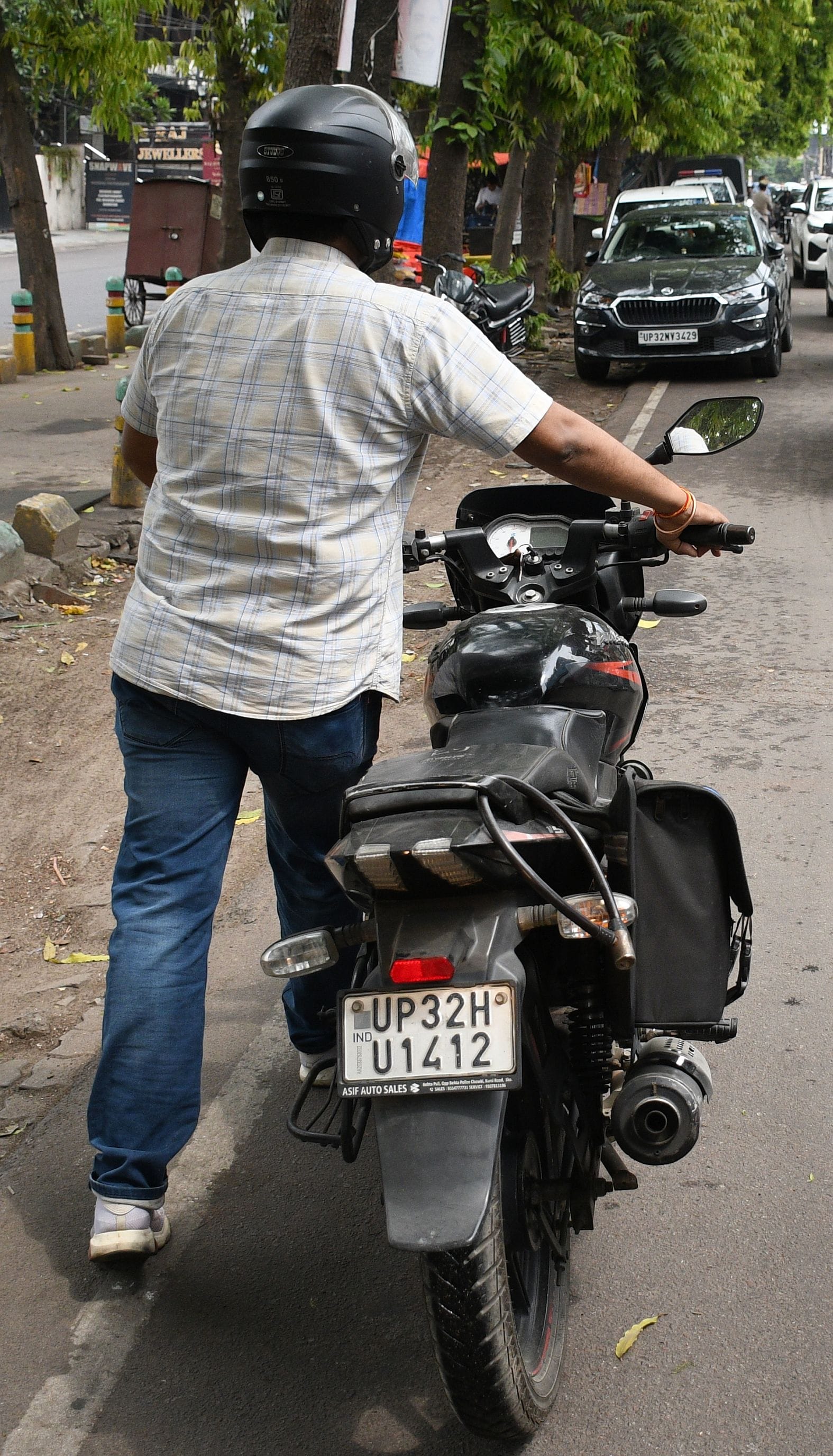 पेट्रोल भरवाने के लिए लगी कतार।