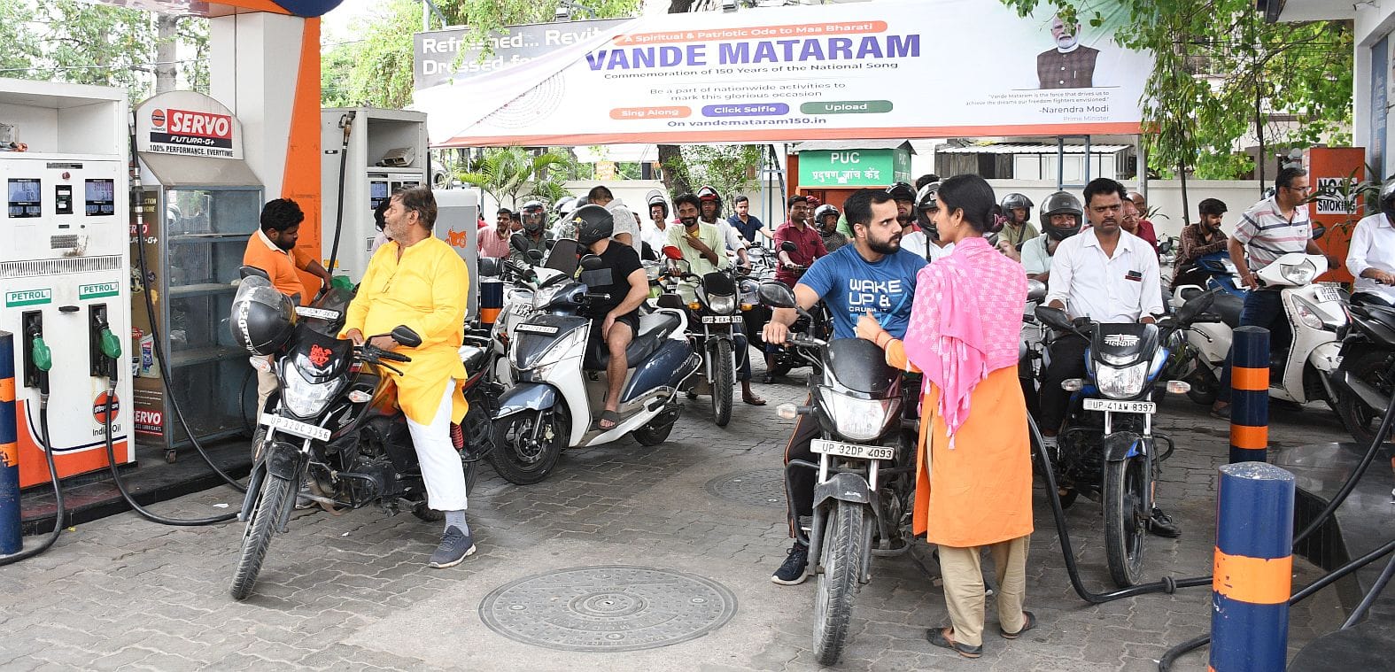 पेट्रोल भरवाने के लिए लगी कतार।