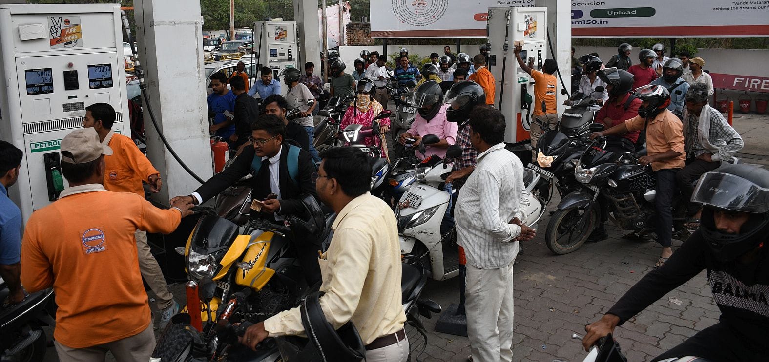 पेट्रोल भरवाने के लिए लगी कतार।