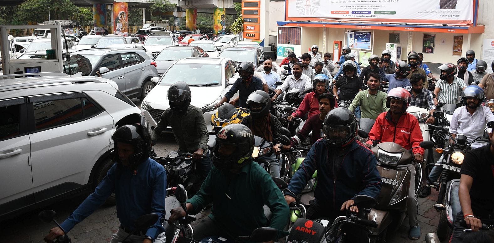 पेट्रोल भरवाने के लिए लगी कतार।