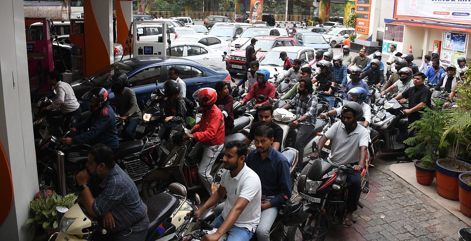 पेट्रोल भरवाने के लिए लगी कतार।
