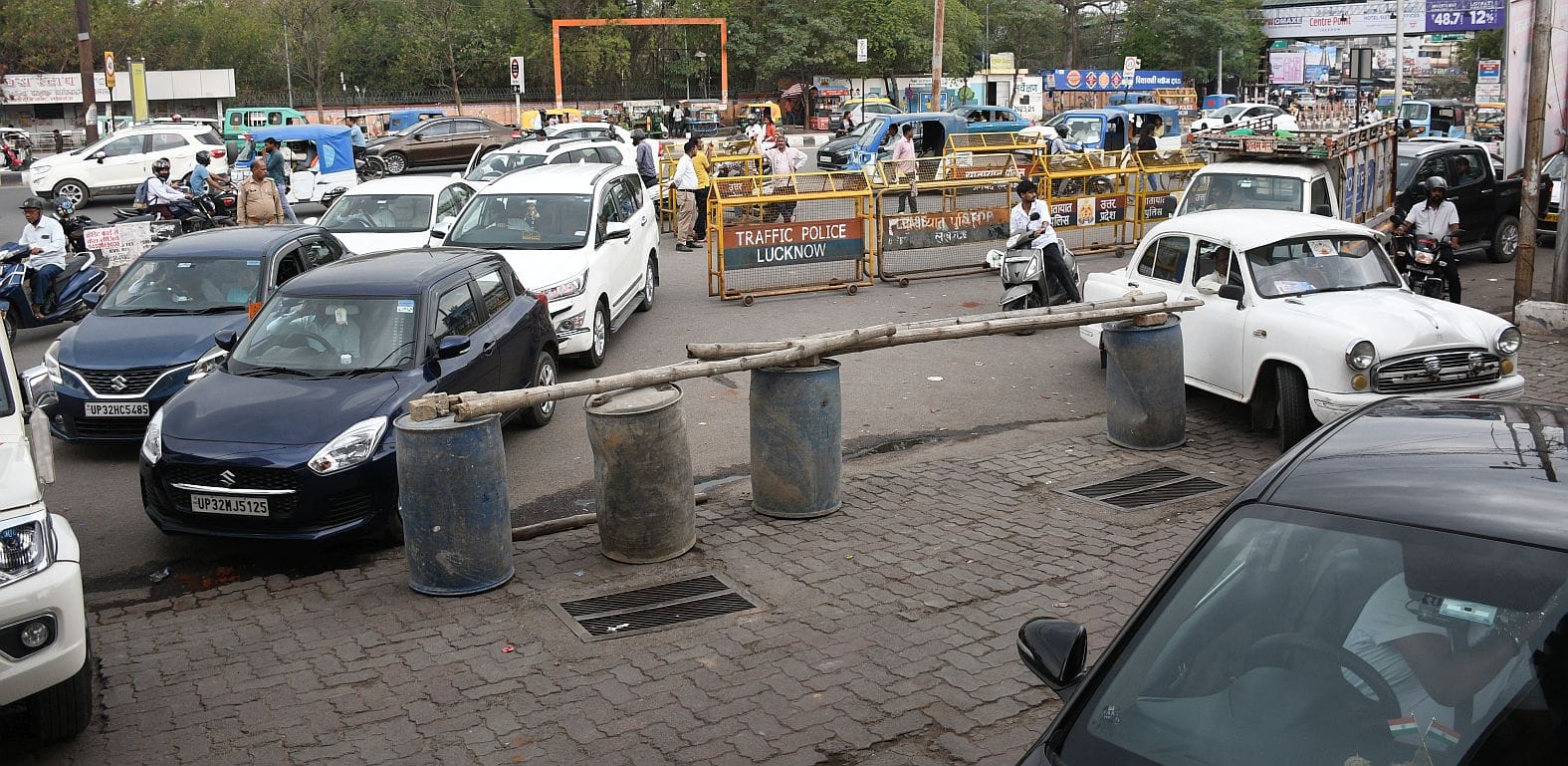 पेट्रोल भरवाने के लिए लगी कतार।