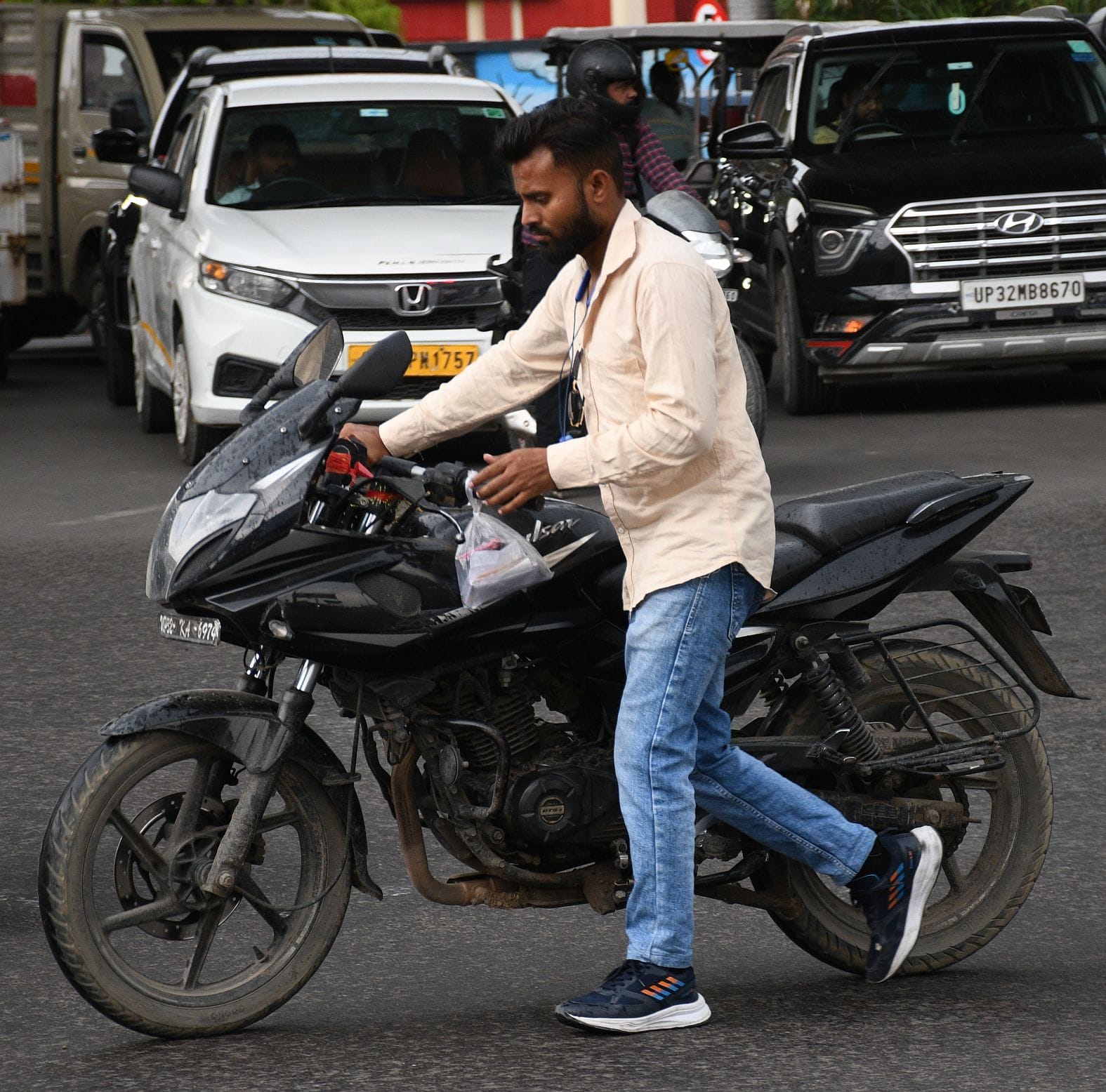 पेट्रोल भरवाने के लिए लगी कतार।