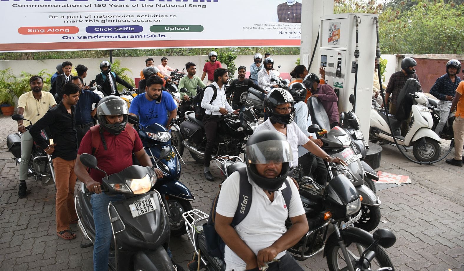 पेट्रोल भरवाने के लिए लगी कतार।