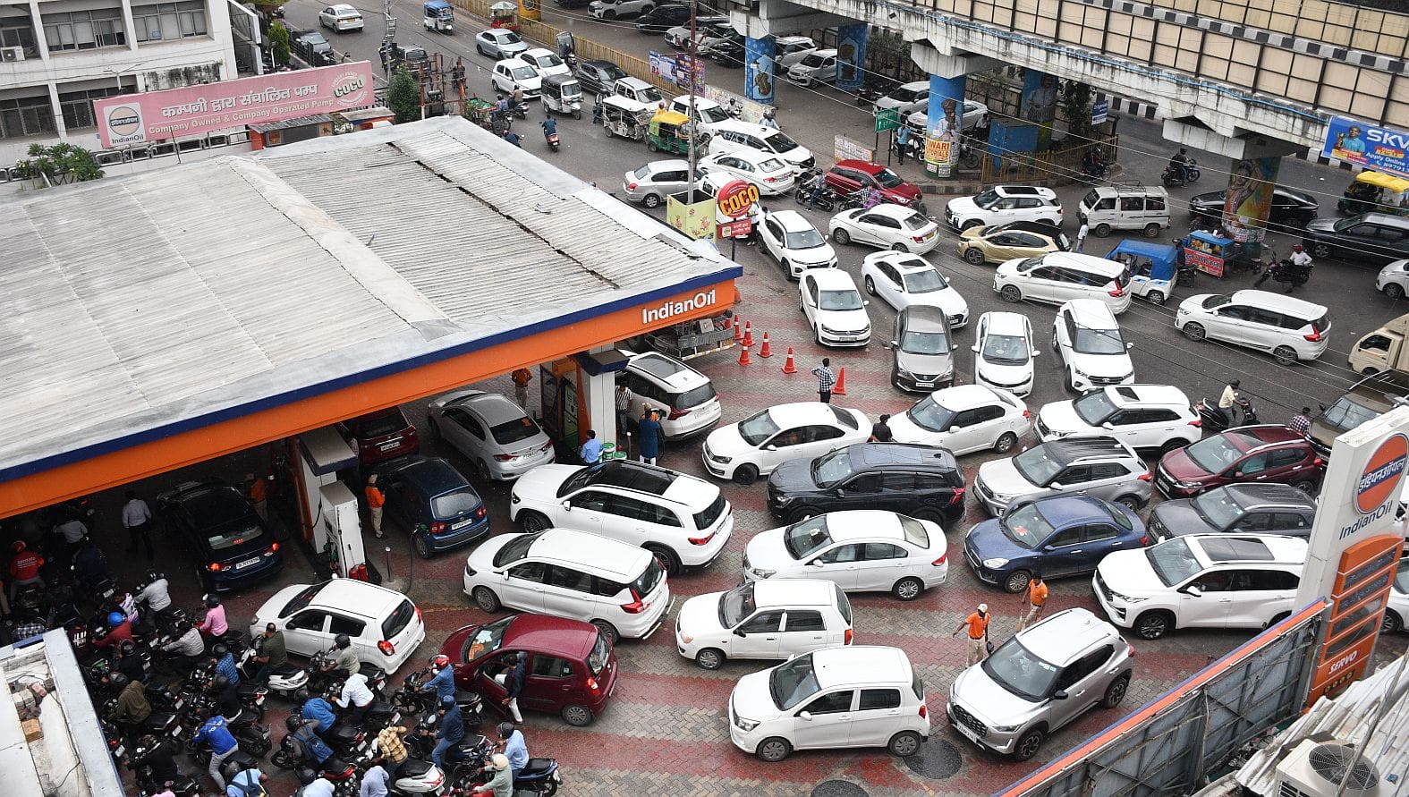 पेट्रोल भरवाने के लिए लगी कतार।