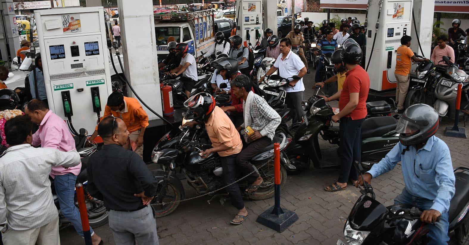 पेट्रोल भरवाने के लिए लगी कतार।