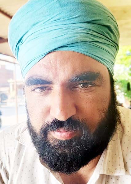 पुवायां मंडी परिसर में उतारा जा रहा गेहूं। संवाद पुवायां मंडी परिसर में उतारा जा रहा गेहूं। संवाद