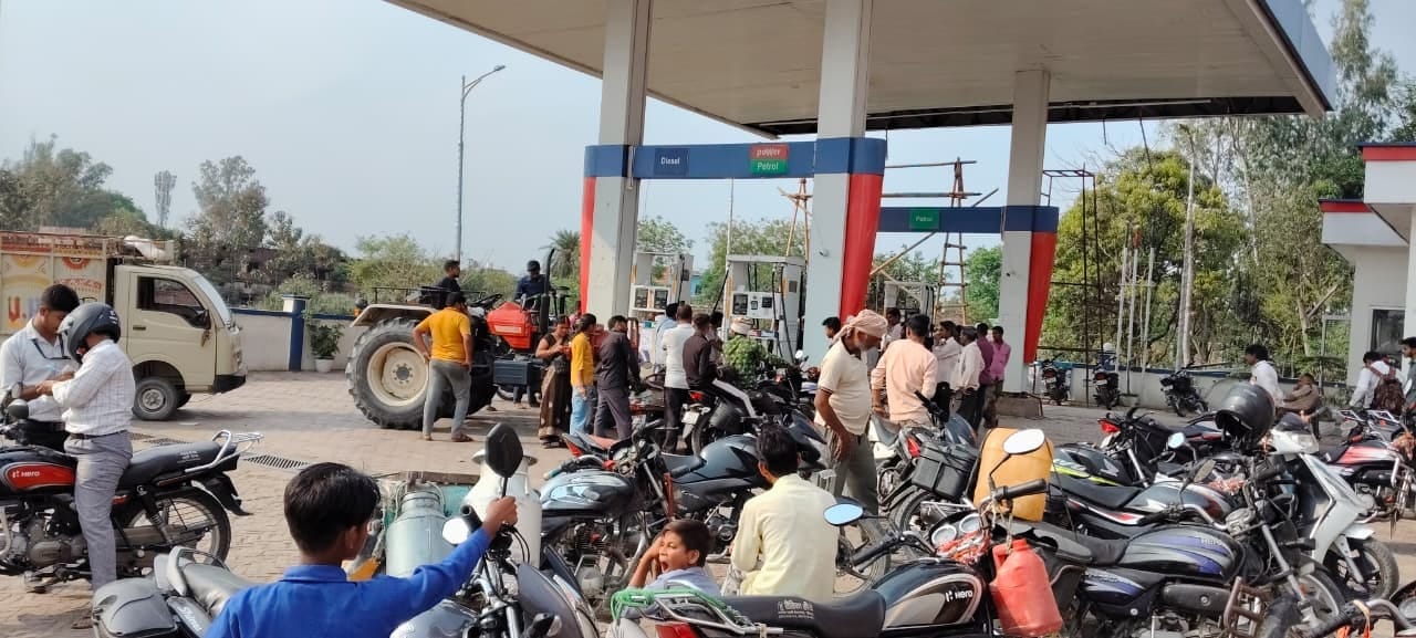रोडवेज बस अड्डा के पास बाइक में पेट्रोल डलवाते लोग, करनैलगंज में पंप पर लगी भीड़ और धानेपुर में