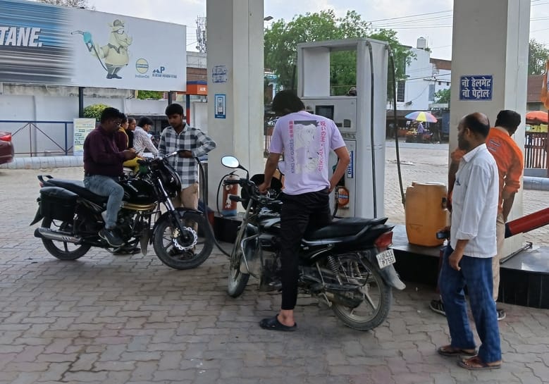 रोडवेज बस अड्डा के पास बाइक में पेट्रोल डलवाते लोग, करनैलगंज में पंप पर लगी भीड़ और धानेपुर में