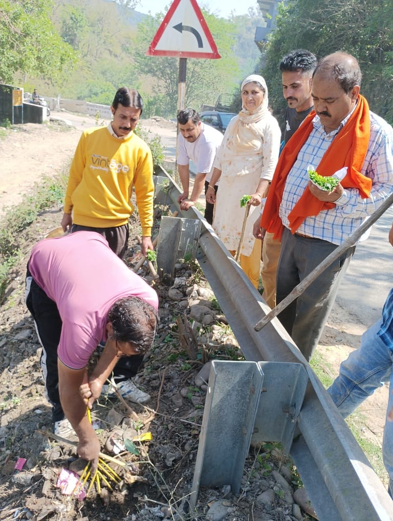 रंगस बाजार के साथ लगते क्षेत्र में साफ सफाई करते सतकर्ता कमेटी के सदस्य। संवाद