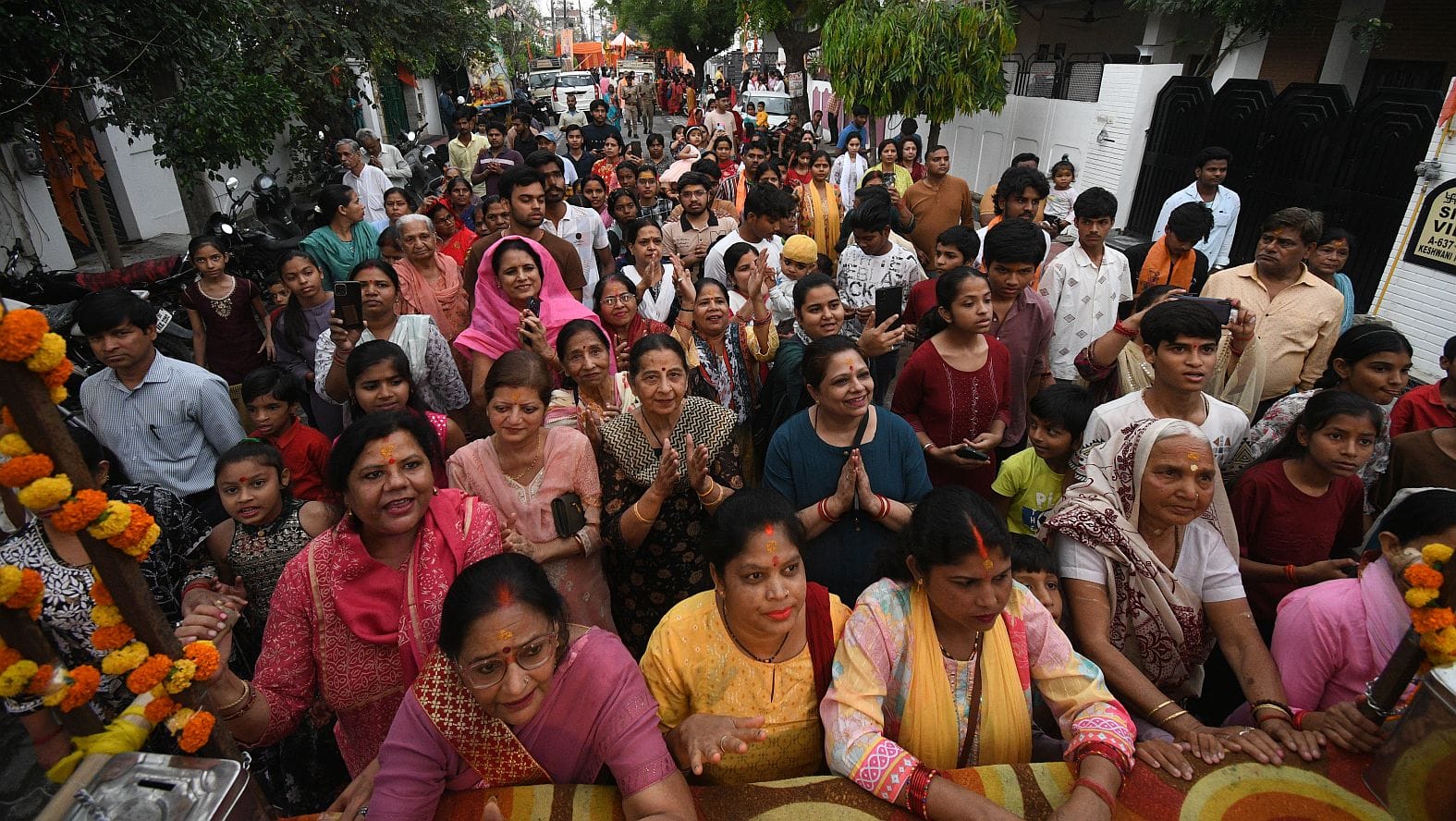रामभक्तों ने खींचा रथ, झांकियां बनीं आकर्षण