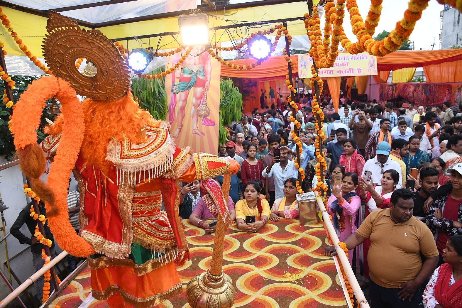 रामभक्तों ने खींचा रथ, झांकियां बनीं आकर्षण