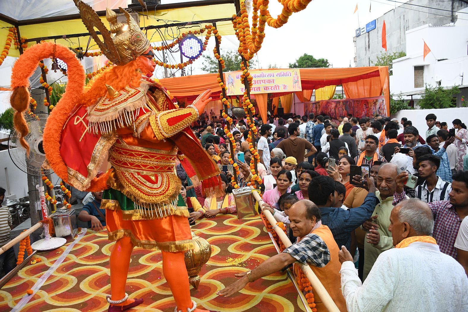 रामभक्तों ने खींचा रथ, झांकियां बनीं आकर्षण