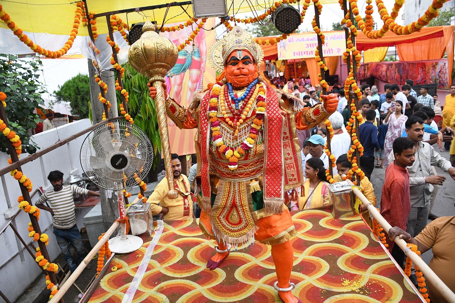 रामभक्तों ने खींचा रथ, झांकियां बनीं आकर्षण