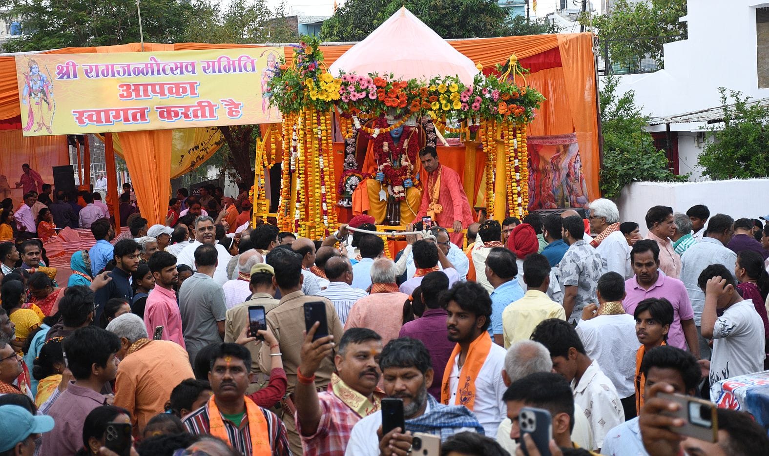 रामभक्तों ने खींचा रथ, झांकियां बनीं आकर्षण