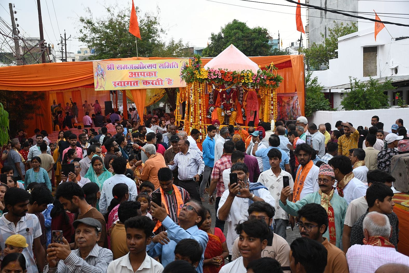 रामभक्तों ने खींचा रथ, झांकियां बनीं आकर्षण
