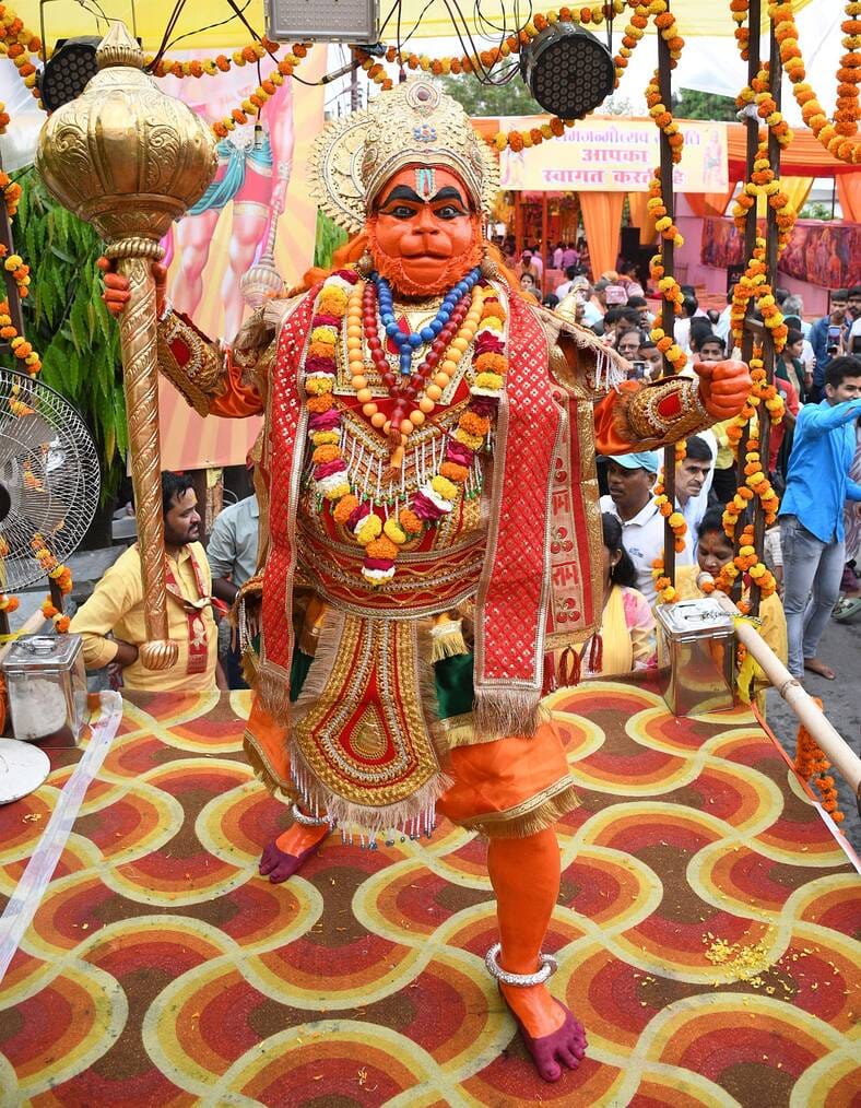 रामभक्तों ने खींचा रथ, झांकियां बनीं आकर्षण