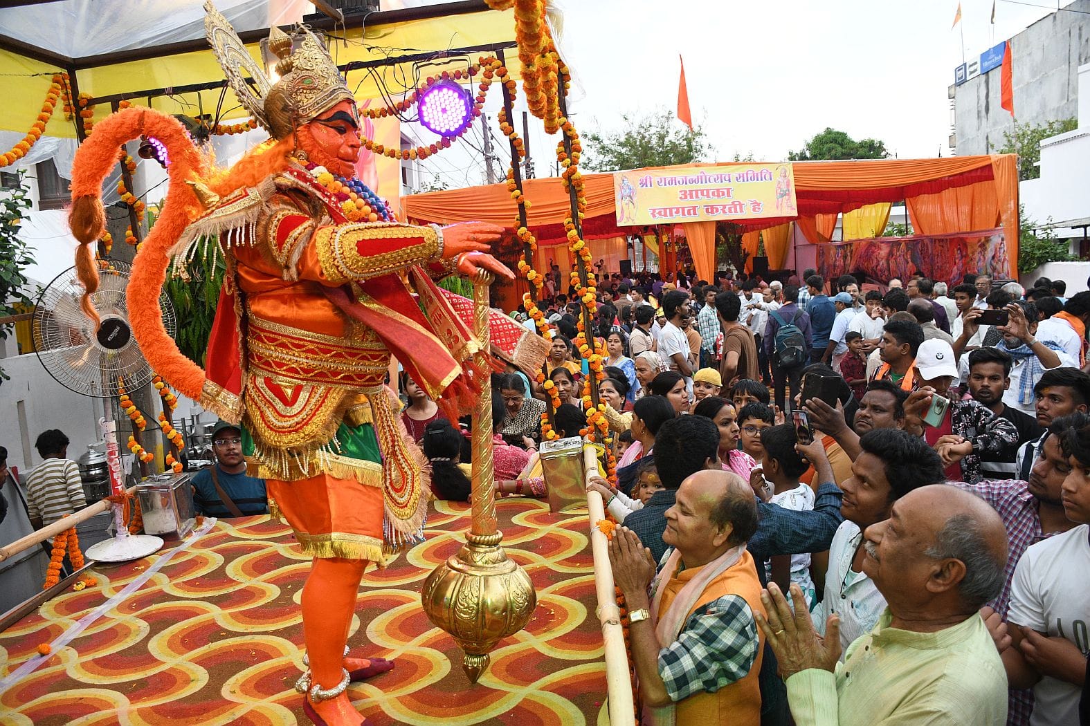 रामभक्तों ने खींचा रथ, झांकियां बनीं आकर्षण