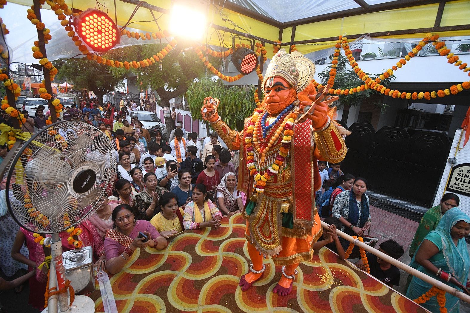 रामभक्तों ने खींचा रथ, झांकियां बनीं आकर्षण