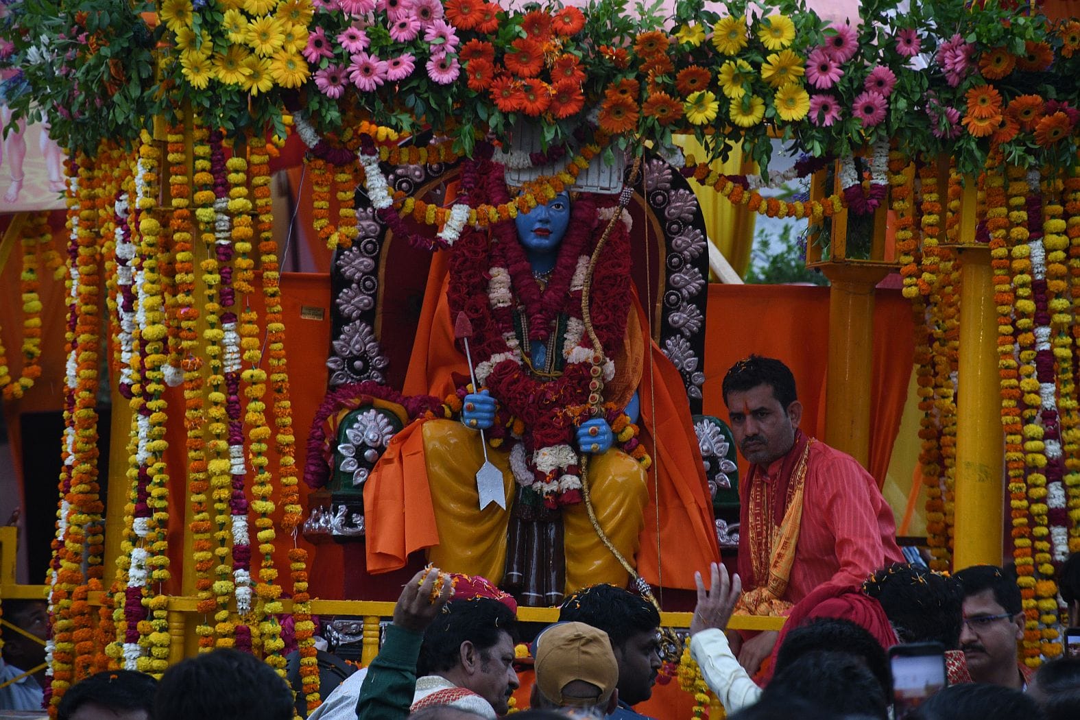 रामभक्तों ने खींचा रथ, झांकियां बनीं आकर्षण