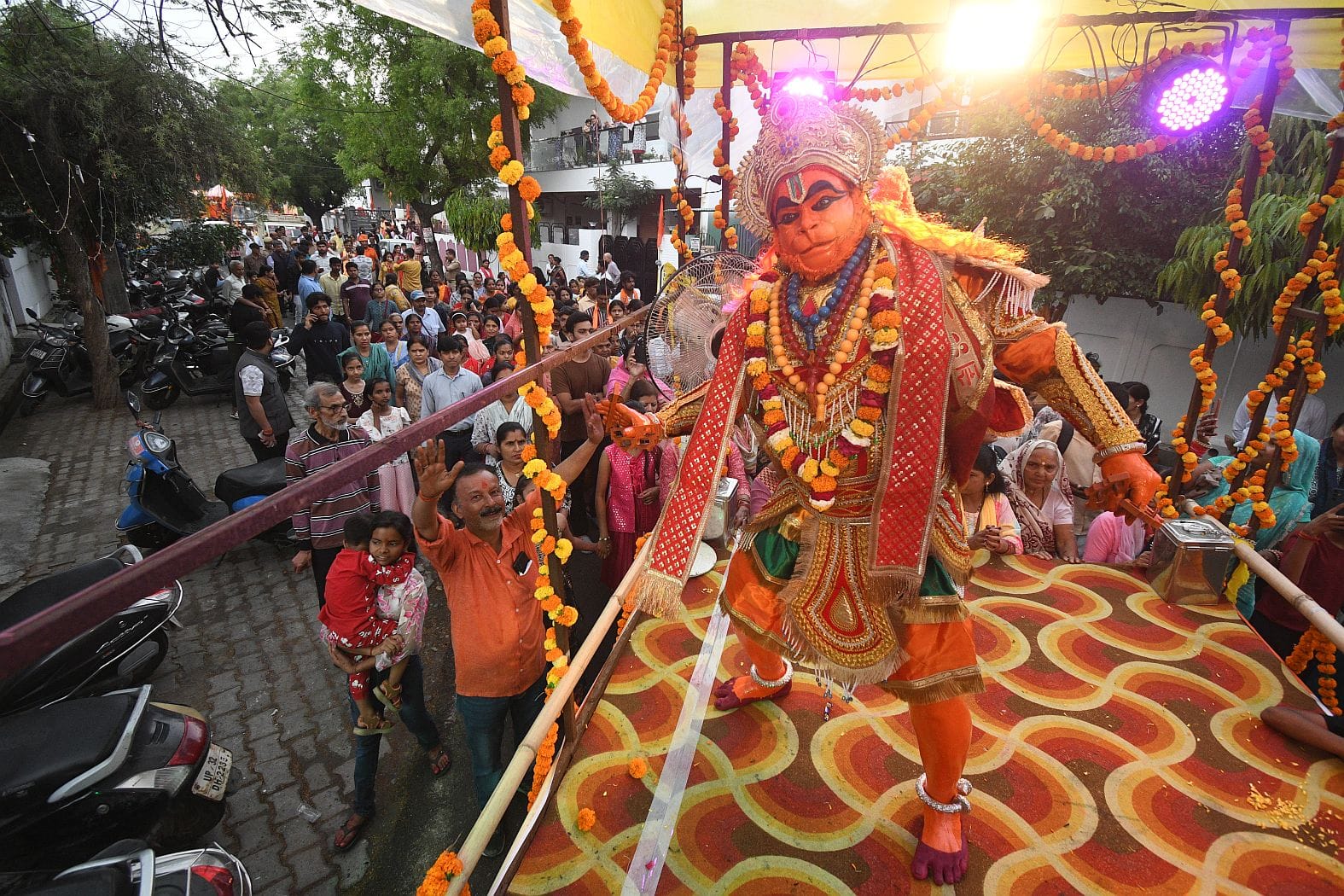 रामभक्तों ने खींचा रथ, झांकियां बनीं आकर्षण