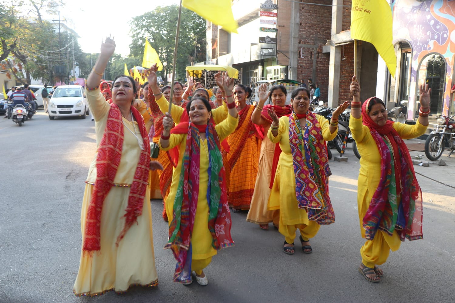 सनातन धर्म मंदिर से निकाली गई शोभायात्रा में जयकारे लगातीं महिलाएं। संवाद सनातन धर्म मंदिर से निकाली गई शोभायात्रा में जयकारे लगातीं महिलाएं। संवाद