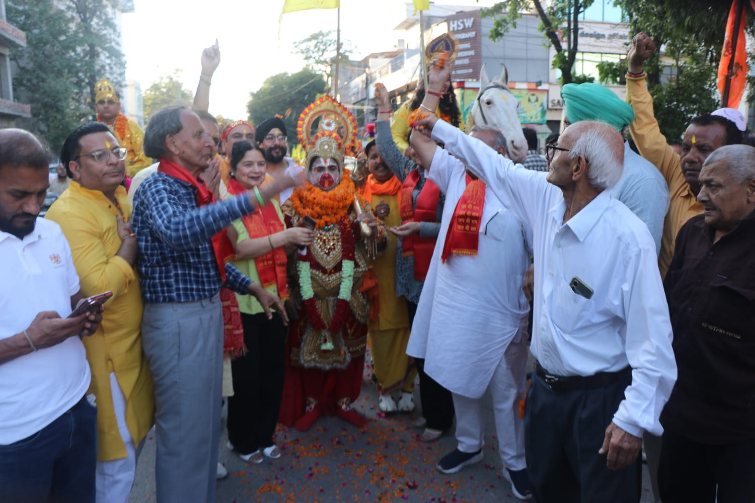 सनातन धर्म मंदिर से निकाली गई शोभायात्रा में जयकारे लगातीं महिलाएं। संवाद सनातन धर्म मंदिर से निकाली गई शोभायात्रा में जयकारे लगातीं महिलाएं। संवाद