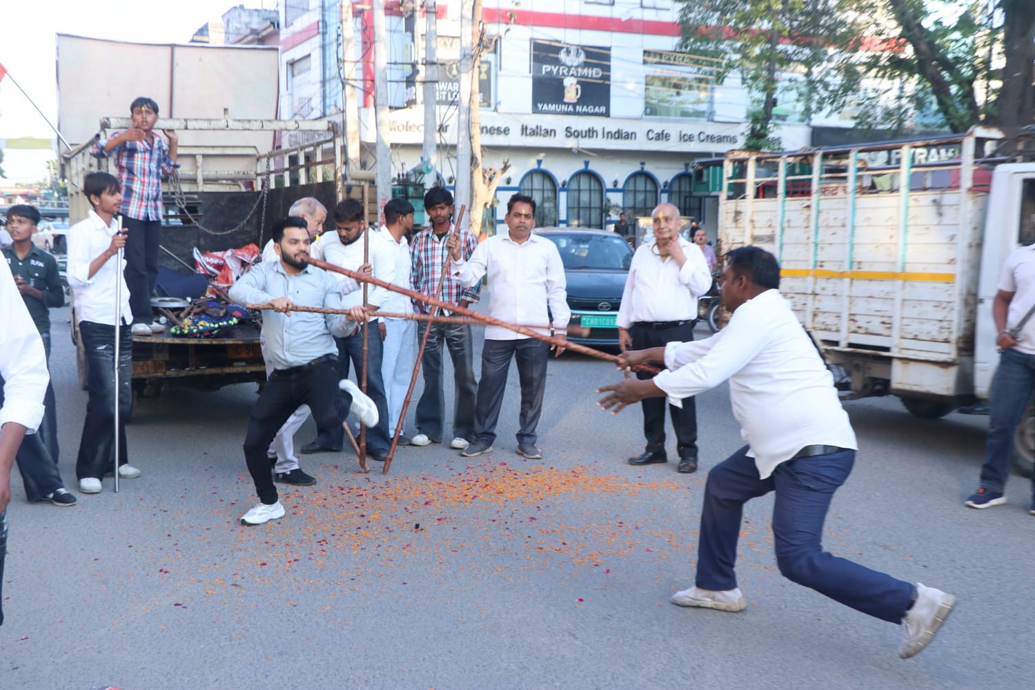 सनातन धर्म मंदिर से निकाली गई शोभायात्रा में जयकारे लगातीं महिलाएं। संवाद सनातन धर्म मंदिर से निकाली गई शोभायात्रा में जयकारे लगातीं महिलाएं। संवाद