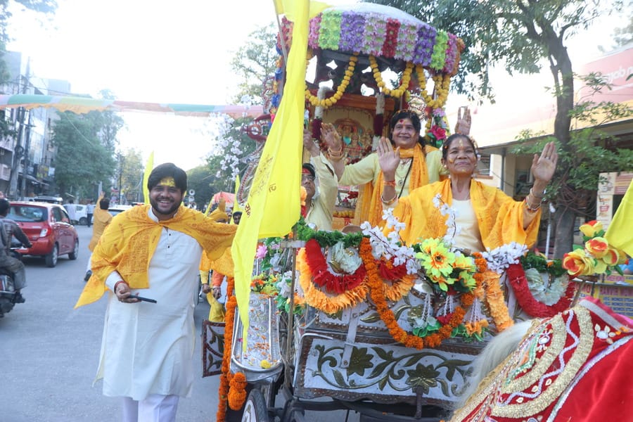 सनातन धर्म मंदिर से निकाली गई शोभायात्रा में जयकारे लगातीं महिलाएं। संवाद सनातन धर्म मंदिर से निकाली गई शोभायात्रा में जयकारे लगातीं महिलाएं। संवाद
