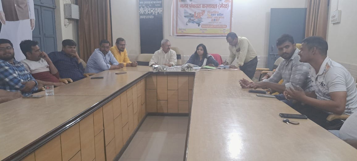 सरूरपुर। नोटिस मिलने के बाद अधिशासी अधिकारी से मिलने पहुंचे ग्रामीण। संवाद सरूरपुर। नोटिस मिलने के बाद अधिशासी अधिकारी से मिलने पहुंचे ग्रामीण। संवाद