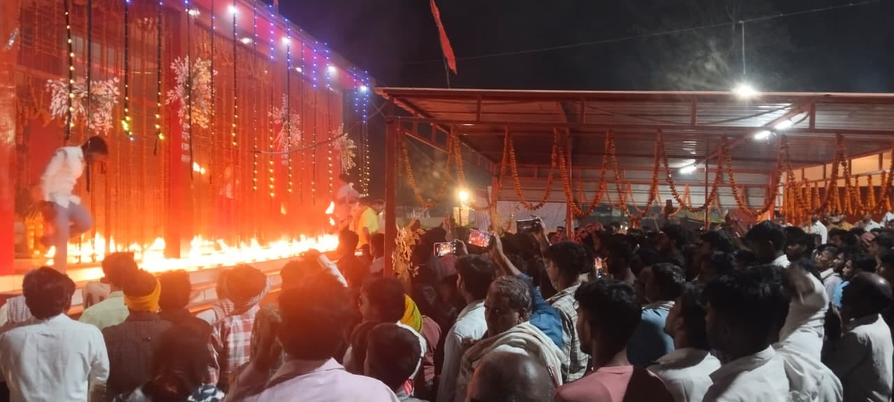 सेवरही के दुर्गा मंदिर में उमड़ी श्रद्धालुओ की भीड़ व हवन पूजन कराते श्रद्धालु।संवाद