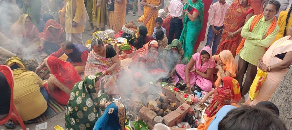 सेवरही के दुर्गा मंदिर में उमड़ी श्रद्धालुओ की भीड़ व हवन पूजन कराते श्रद्धालु।संवाद