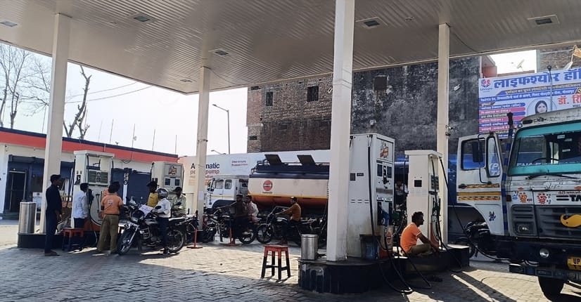 सेवरही में पेट्रोल पंप पर तेल के लिए उमड़ी भीड़।संवाद सेवरही में पेट्रोल पंप पर तेल के लिए उमड़ी भीड़।संवाद