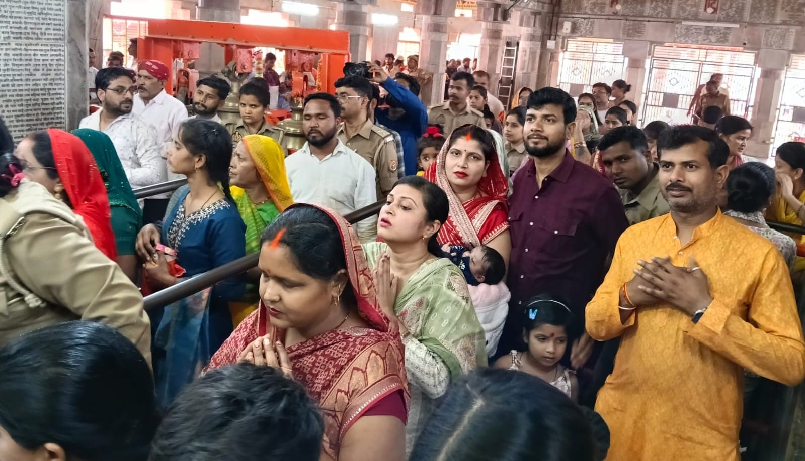 शक्तिपीठ देवीपाटन मंदिर में दर्शन के लिए उमड़े श्रद्धालु। -संवाद