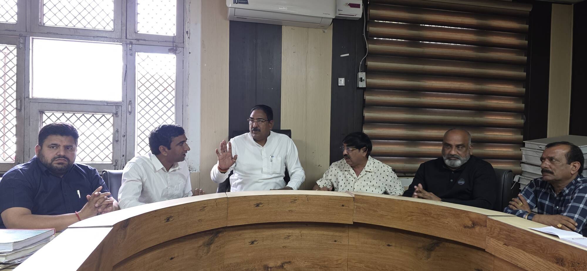 शाहाबाद। नगरपालिका में नपा सचिव से बातचीत करते विधायक रामकरण काला व नपा प्रधान। विज्ञप्ति
