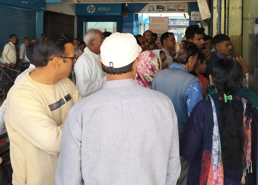 शहर के पेट्रोल पंप पर तेल भरवाते लोग। संवाद