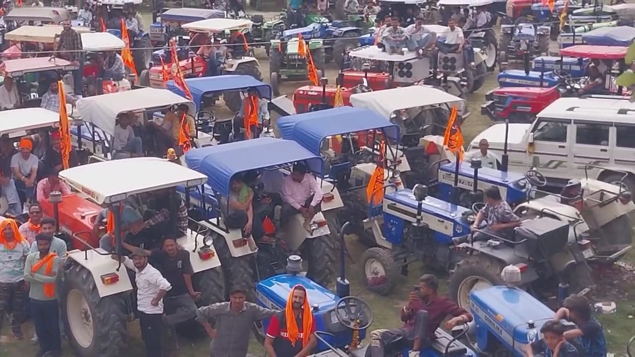 ट्रैक्टर चालकों का रैली निकालकर जोरदार प्रदर्शन, इस दौरान भाजपा नेता राकेश पठानिया भी समर्थन मे