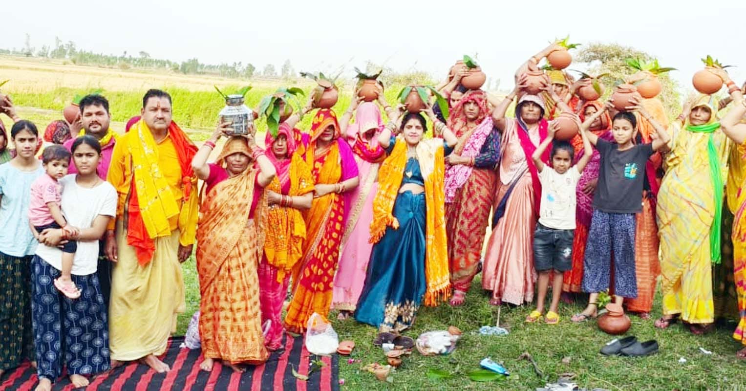 टाउनहॉल स्थित बाबा विश्वनाथ मंदिर में नवरात्र की नवमी पर यज्ञ करते श्रद्धालु। संवाद