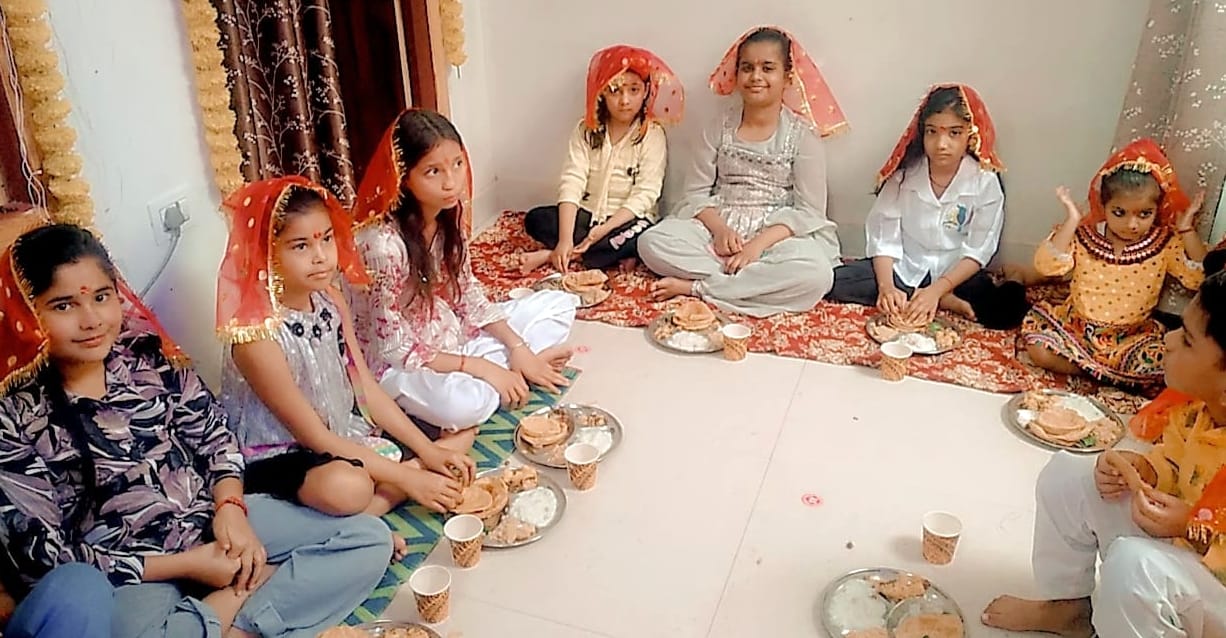 टाउनहॉल स्थित बाबा विश्वनाथ मंदिर में नवरात्र की नवमी पर यज्ञ करते श्रद्धालु। संवाद