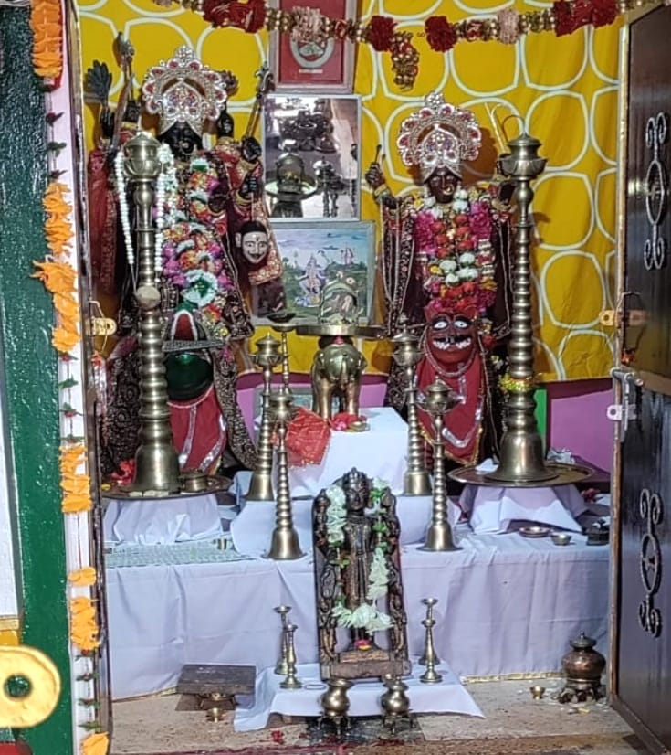 टाउनहॉल स्थित बाबा विश्वनाथ मंदिर में नवरात्र की नवमी पर यज्ञ करते श्रद्धालु। संवाद