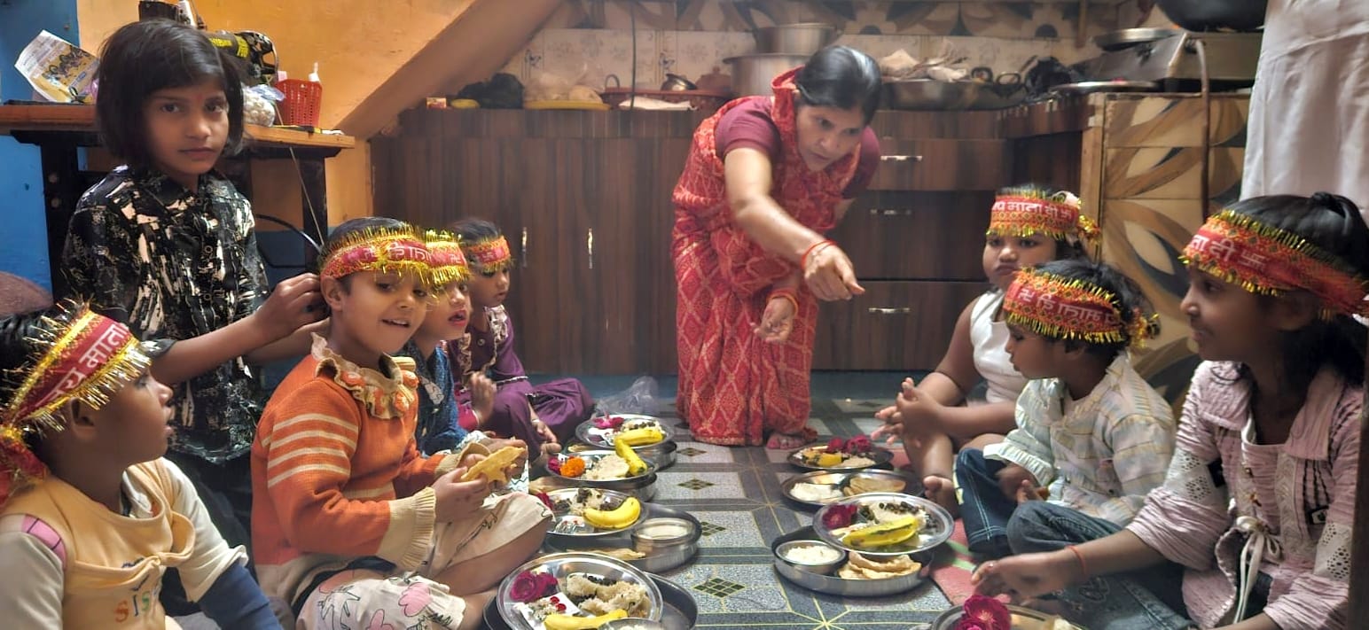 टाउनहॉल स्थित बाबा विश्वनाथ मंदिर में नवरात्र की नवमी पर यज्ञ करते श्रद्धालु। संवाद