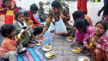 टाउनहॉल स्थित बाबा विश्वनाथ मंदिर में नवरात्र की नवमी पर यज्ञ करते श्रद्धालु। संवाद