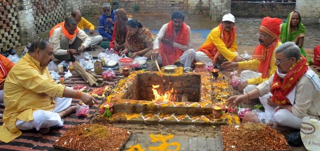 टाउनहॉल स्थित बाबा विश्वनाथ मंदिर में नवरात्र की नवमी पर यज्ञ करते श्रद्धालु। संवाद