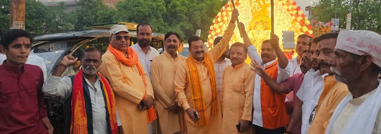 टाउनहॉल स्थित बाबा विश्वनाथ मंदिर में राम जन्म के बाद आरती उतारते श्रद्धालु। संवाद