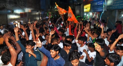 टाउनहॉल स्थित बाबा विश्वनाथ मंदिर में राम जन्म के बाद आरती उतारते श्रद्धालु। संवाद