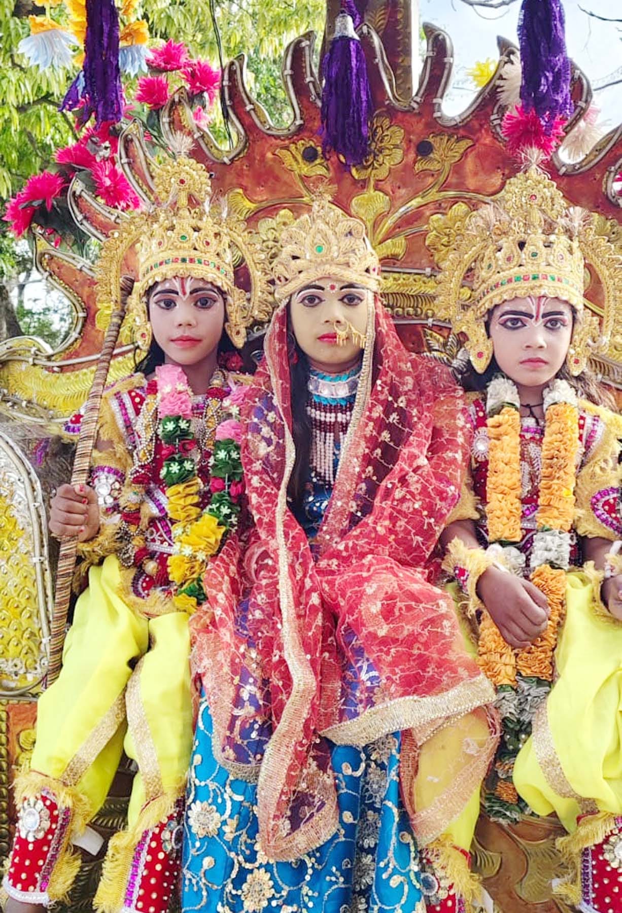 टाउनहॉल स्थित बाबा विश्वनाथ मंदिर में राम जन्म के बाद आरती उतारते श्रद्धालु। संवाद