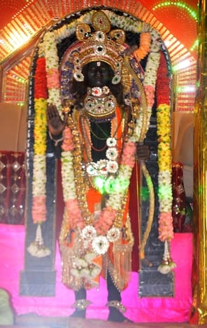टाउनहॉल स्थित बाबा विश्वनाथ मंदिर में राम जन्म के बाद आरती उतारते श्रद्धालु। संवाद